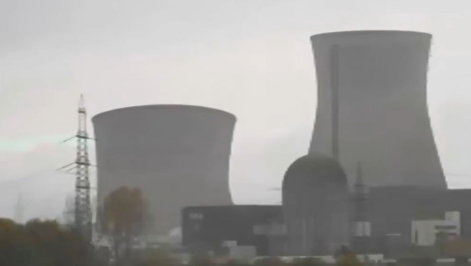 Video: Demolice chladicích věží někdejší jaderné elektrárny provázely emoce
