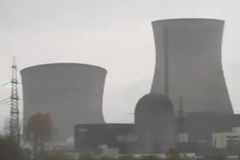 Video: Demolice chladicích věží někdejší jaderné elektrárny provázely emoce
