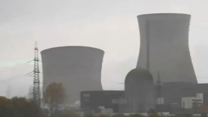 Video: Demolice chladicích věží někdejší jaderné elektrárny provázely emoce