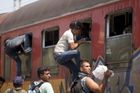 Uprchlíci spěchají kvůli plotu. Zaplnili makedonské nádraží