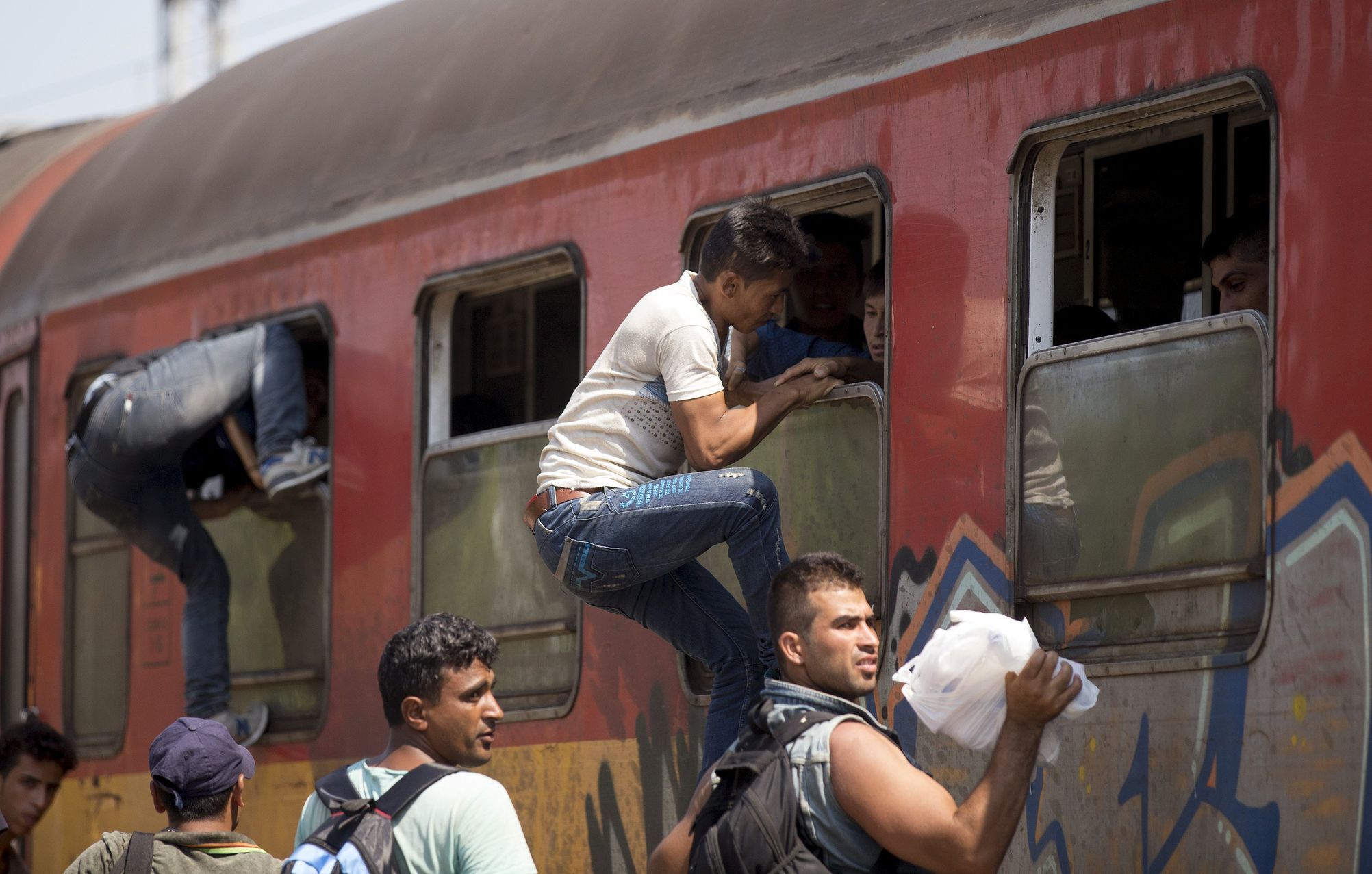 Uprchlíci nastupují v makedonské Gevgeliji do vlaku ve směru na sever k srbské hranici.