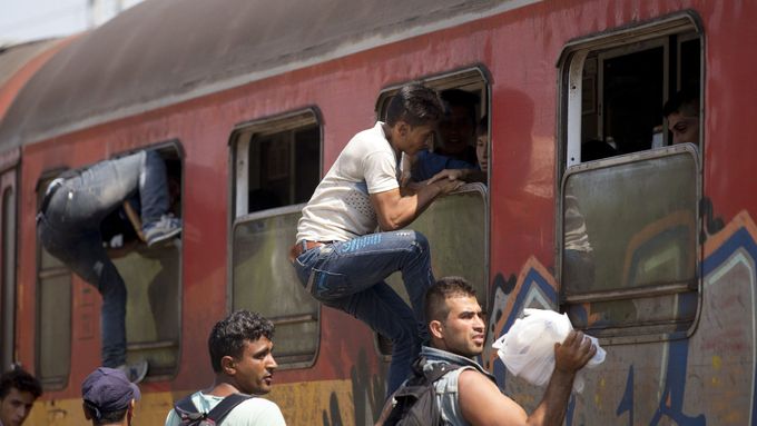 Uprchlíci nastupují v makedonské Gevgeliji do vlaku ve směru na sever k srbské hranici.
