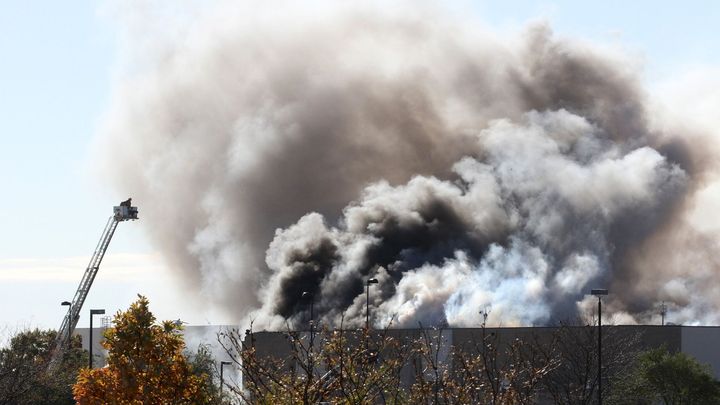Na severovýchodě USA se zřítil historický bombardér, sedm lidí zemřelo
