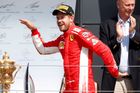 F1 živě: Vettel si po dramatickém finiši dojel pro vítězství v Silverstonu