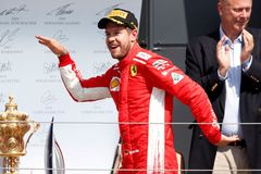 F1 živě: Vettel si po dramatickém finiši dojel pro vítězství v Silverstonu