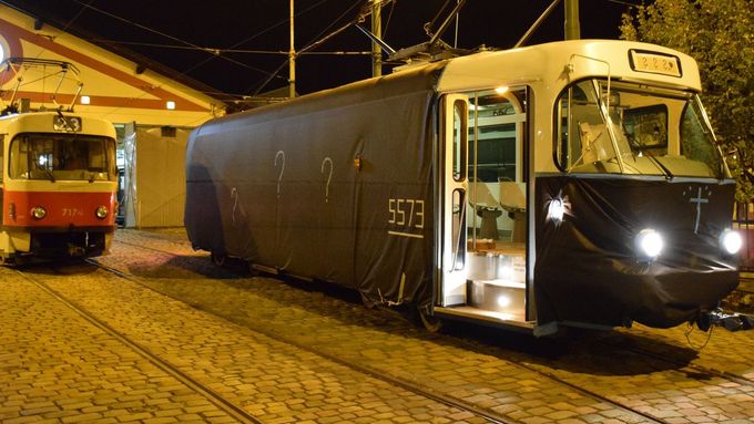 Maskovaná tramvaj T3 Coupé na noční projížďce Prahou