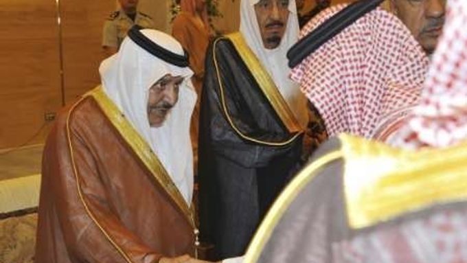 Osmasedmdesátiletý korunní princ Najíf ibn Abdal Azíz Saúd (zcela vlevo).