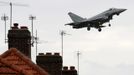 A Typhoon jet flies over homes in Hillingdon en route to RAF Northolt in west London in a May 6, 2012 file photo. Britain imposes a restriction on the airspace over London on Saturday ahead of the Olympic Games which start in a fortnight with a warning that planes that stray into the zone could ultimately be shot down. All planes, from commercial airliners to small single-seater craft, hand gliders and even model aircraft must adhere to strict regulations to fly across much of southeast England. REUTERS/Luke MacGregor/files (BRITAIN - Tags: TRANSPORT MILITARY SPORT OLYMPICS CIVIL UNREST) Published: Čec. 13, 2012, 12:40 odp.