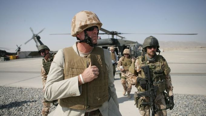 Premiér Mirek Topolánek utajeně navštívil české vojáky v Afghánistánu