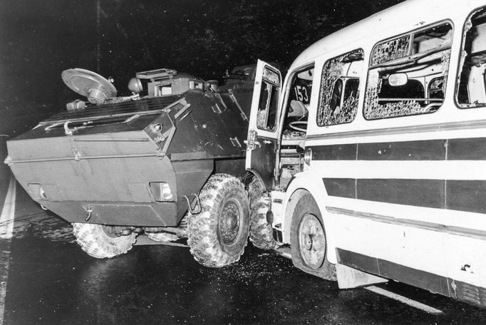 Snímek autobusu po nárazu do obrněného transportéru, který mu uzavřel cestu do Německa. Květen 1978