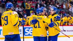 Hokejové MS juniorů 2019/20, švédská radost z gólu (vpravo Samuel Fagemo)
