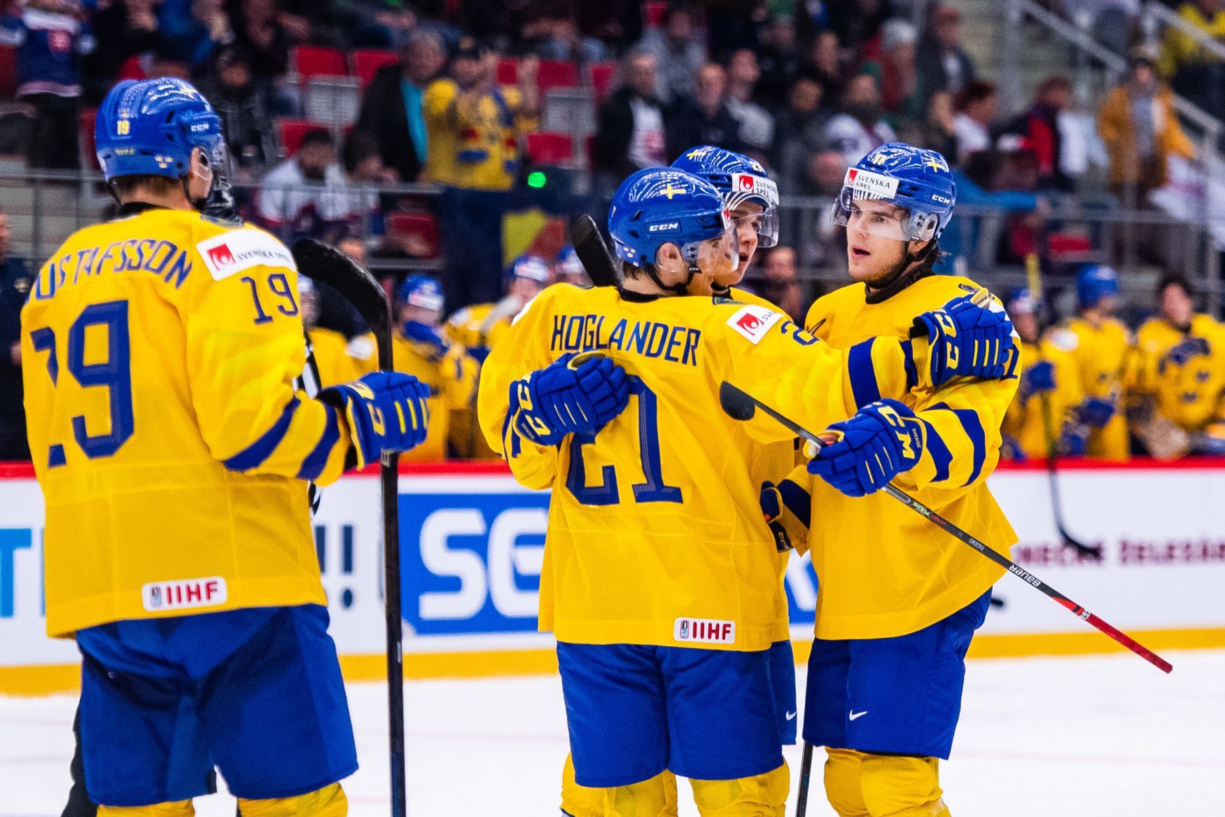 Hokejové MS juniorů 2019/20, švédská radost z gólu (vpravo Samuel Fagemo)