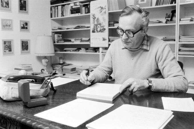 Spisovatel a scenárista Jaroslav Dietl u pracovního stolu. Snímek z roku 1982.