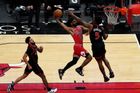 Bulls si udrželi teoretickou naději na play off NBA, zbývají dva zápasy