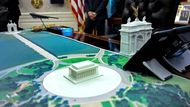 Donald Trump, povoláním realitní developer, minulý týden nechtěně ukázal vizualizaci stavby, když se setkal se svým finským protějškem Alexandrem Stubbem. Agenturní fotograf mimoděk zaznamenal model stavby na stole v oválné pracovně Bílého domu.