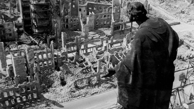 Snímky apokalypsy. Před 77 lety Spojenci sežehli Drážďany, zemřelo až 25 tisíc lidí