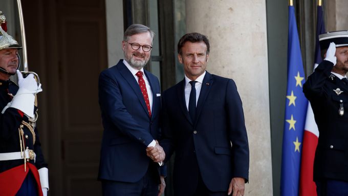 Francouzský prezident Emmanuel Macron uvítal v Elysejském paláci Petra Fialu.