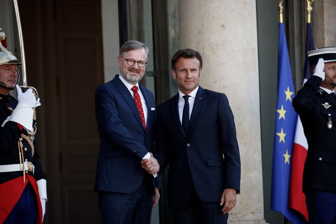 Francouzský prezident Emmanuel Macron uvítal v Elysejském paláci Petra Fialu.