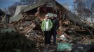 Sheila and Dominic Traina pose for a photograph amid the remains of the house they had lived in for 43 years which was demolished by Hurricane Sandy in New Dorp Beach, Staten Island November 15, 2012. The Traina's now face leaving the neighborhood that Sheila Traina said a friend had called "a poor man's paradise." Picture taken November 15, 2012. REUTERS/Mike Segar (UNITED STATES - Tags: DISASTER ENVIRONMENT TPX IMAGES OF THE DAY) ATTENTION EDITORS PICTURE 01 19 FOR PACKAGE 'SURVIVING SANDY' SEARCH 'SEGAR SANDY' FOR ALL PICTURES Published: Lis. 20, 2012, 3:30 odp.