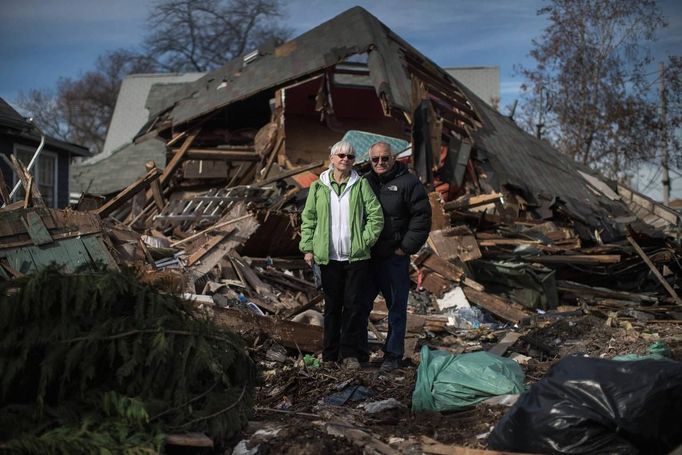 Sheila and Dominic Traina pose for a photograph amid the remains of the house they had lived in for 43 years which was demolished by Hurricane Sandy in New Dorp Beach, Staten Island November 15, 2012. The Traina's now face leaving the neighborhood that Sheila Traina said a friend had called "a poor man's paradise." Picture taken November 15, 2012. REUTERS/Mike Segar (UNITED STATES - Tags: DISASTER ENVIRONMENT TPX IMAGES OF THE DAY) ATTENTION EDITORS PICTURE 01 19 FOR PACKAGE 'SURVIVING SANDY' SEARCH 'SEGAR SANDY' FOR ALL PICTURES Published: Lis. 20, 2012, 3:30 odp.