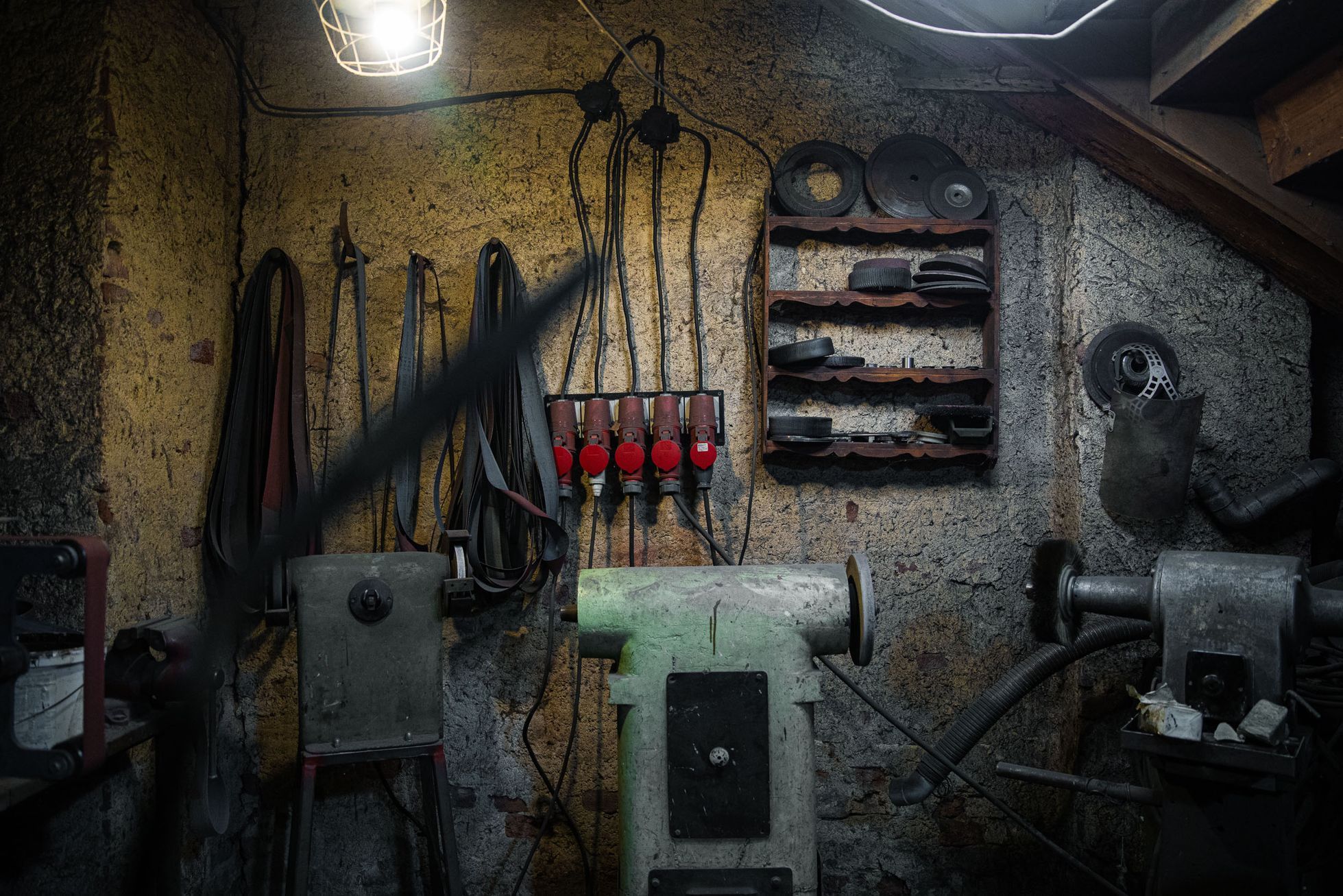 Kovář, platnéř Petr Brožek, výroba plátové zbroje a helmy