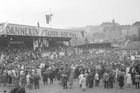Setkání socialistických stran na Dannerově stadionu Bohemians, dnes známém jako Ďolíček. Červen 1945.