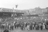 Setkání socialistických stran na Dannerově stadionu Bohemians, dnes známém jako Ďolíček. Červen 1945.