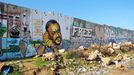 Kalandíja, přechod mezi Izraelem a palestinským Západním břehem Jordánu. Na graffiti je Marwan Barghútí, jeden z mnoha vlivných příslušníků mocného klanu.