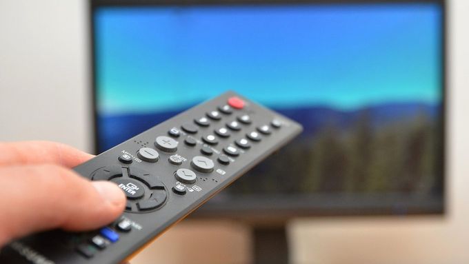 Zvýšení televizního poplatku má České televizi přinést zvýšení jejího sedmimiliardového rozpočtu o 1,3 až 1,5 miliardy korun.