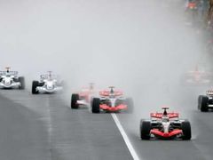 Kimi Räikkönen s McLarenem vedl startovní pole po startu GP Maďarska.