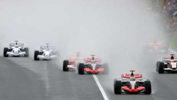 Kimi Räikkönen s McLarenem vedl startovní pole po startu GP Maďarska.