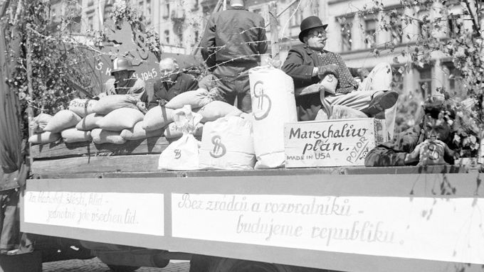 "Marschalův" plán a kapitalista s doutníkem na alegorickém voze v prvomájovém průvodu na Václavském náměstí. Bez zrádců a rozvratníků budujeme republiku, rok 1948.