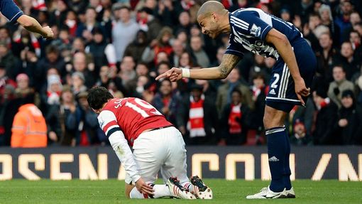 Steven Reid z West Bromwiche domlouvá hráči Arsenalu Santi Cazorlovi, aby místo simulování raději hrál fotbal.