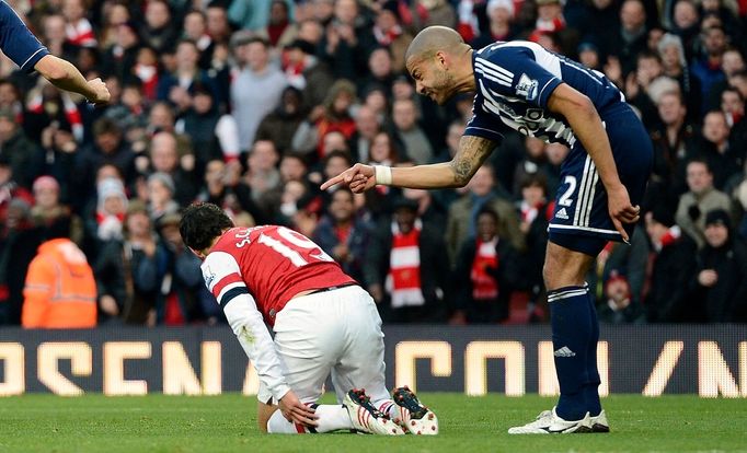 Steven Reid z West Bromwiche domlouvá hráči Arsenalu Santi Cazorlovi, aby místo simulování raději hrál fotbal.