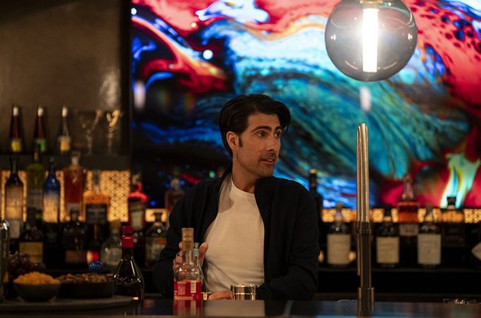 Jason Schwartzman jako hostitel Hugo ve filmu Mountainhead.