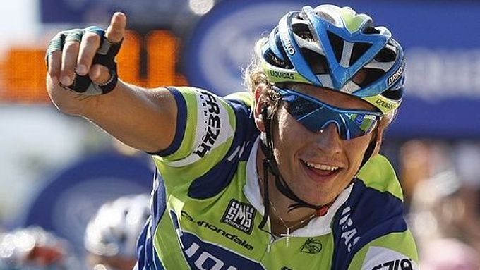 Ital Filippo Pozzato se raduje v cíli páté etapy Tour de France, která končila v Autunu.