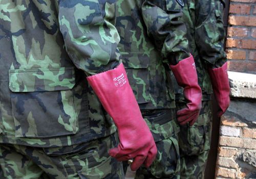 Vojáci byli vybaveni pevnými gumovými rukavicemi.