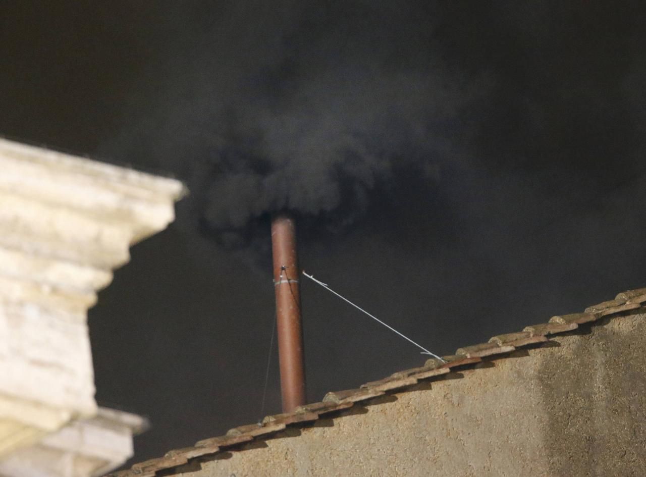 Černý kouř oznamuje, že papež v prvním kole nebyl zvolen