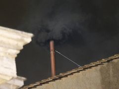 První kolo volby papeže výsledek nepřineslo. Z komínu na Sixtinské kapli vystoupal v úterý veřer černý kouř.