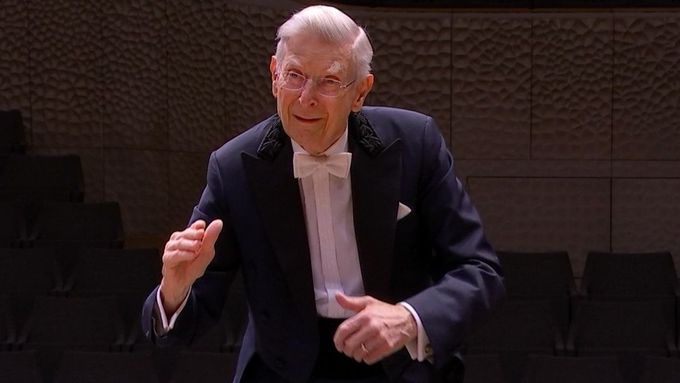 Herbert Blomstedt v budově Labské filharmonie diriguje Schubertovu Osmou s NDR Elbphilharmonie Orchestra.