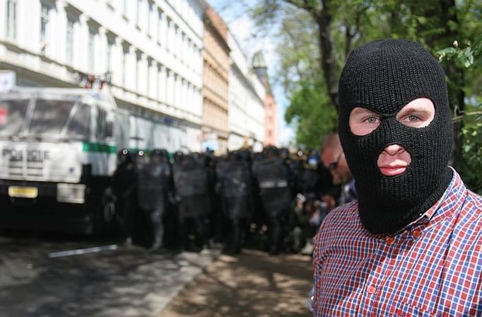 Některé neonacisty z předních řad vodní dělo oddělilo od hlavní skupiny a ochromilo tak vedení davu.