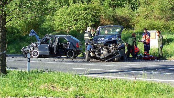 Řidič Peugeotu 206 vjel z neznámých důvodů do protisměru, kde se střetl se felicií. Ta narazila v protisměru do dalších aut.