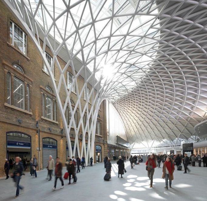 Vítěz kategorií: Nejlepší renovovaná budova Zvláštní cena poroty King's Cross  Londýn, Velká Británie Architekt: John Mcaslan + Partners Další: Arup (Engineering), Vinci (Construction)  Letos nejúspěšnější projekt soutěže MIPIM Awards. Získal nejen cenu za nejlepší renovaci, ale i zvláštní cenu odborné osmičlenné poroty.  Proměna objektu King´s Cross byla z větší části dokončená v březnu 2012. Bylo třeba stihnout, co nejvíce právě ještě před olympiádou v Londýně. Východní i západní část nádražní haly byla zrekonstruována a uprostřed vzniklo 7500 metrů čtverečních nových prostor. Přestavba, která přinesla mnoho nových a vhodnějších řešení pro cestující nejen vlakem, ale i autobusy, metrem a taxíky, přišla na zhruba 547 milionů liber. Demolice staré části haly a stavba jižního prostranství začala na podzim loňského roku a její dokončení se plánuje v průběhu letošního roku.