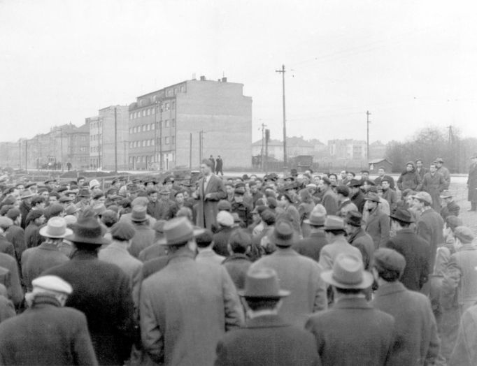 Pohled na budované sídliště Solidarita v Praze- Strašnicích. Rok cca 1948-50.