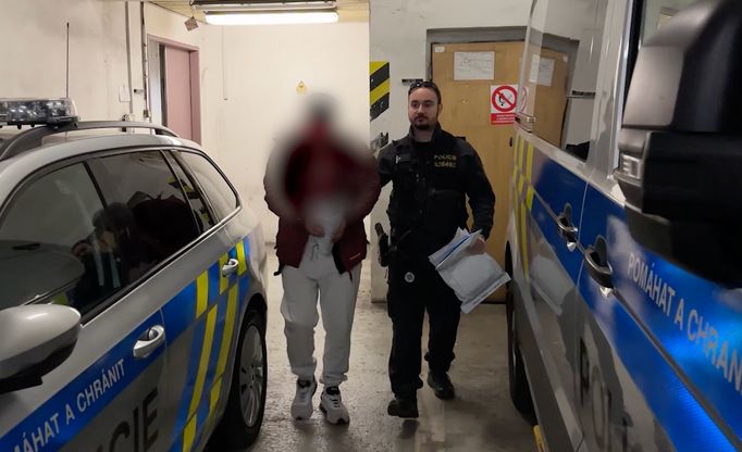 Policii se povedlo dopadnout dvojici žhářů, která v Praze zapálila nápojové automaty. Důvod? Zloději chtěli ukrást mince. Akce se jim ale nepodařila, automaty shořely.