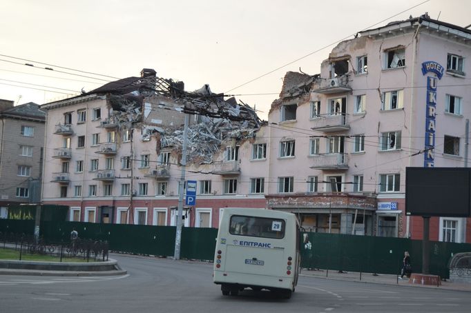 Hotel Ukrajina v centru Černihivu stále stojí zničený po ruském útoku.