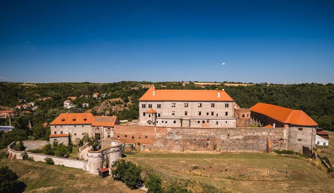 Mezi 13-15 hodinou uvítá návštěvníky hradu a zámku Dolní Kounice majitel, který je s výkladem provede a představí víno, které zde v roce 1185 usmířilo Čechy a Moravany.