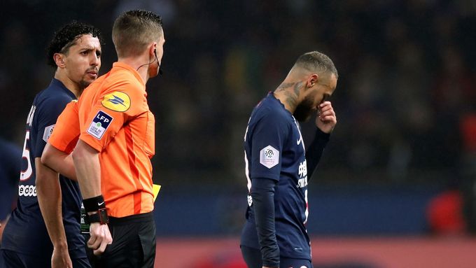 Rozhodčí Willy Delajod vylučuje v nastaveném čase utkání s Bordeaux hvězdu Paris SG Neymara