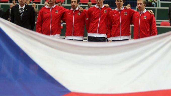 Český daviscupový tým (v červených bundách, zleva): kapitán Jaroslav Navrátil a hráči Radek Štěpánek, Tomáš Berdych, Jan Hernych a Lukáš Dlouhý.