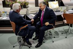 Klaus řečnil v Maďarsku o Thatcherové, v Budapešti se potkal s Orbánem